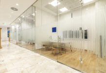 Ścianka szklana działowa z drzwiami