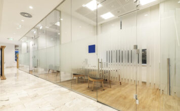 Ścianki szklane działowe – nowoczesne rozwiązanie do biura i domu Ścianka szklana działowa z drzwiami