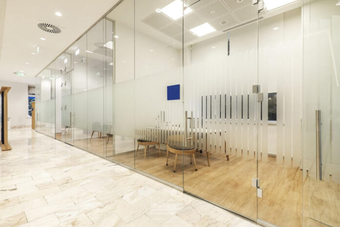 Ścianka szklana działowa z drzwiami Ścianka szklana działowa z drzwiami